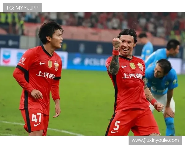 上海海港激战巅峰对决豪强争锋赛场风云再起勇夺胜利