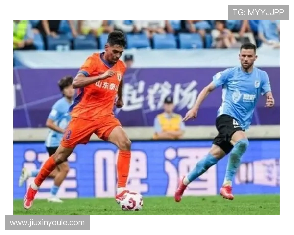 天津天海迎战山东鲁能泰山争夺中超联赛关键三分之战